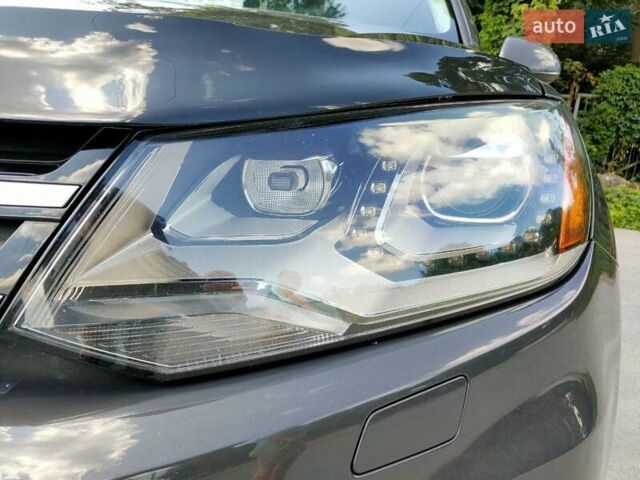 Серый Фольксваген Туарег, объемом двигателя 3 л и пробегом 278 тыс. км за 16999 $, фото 3 на Automoto.ua