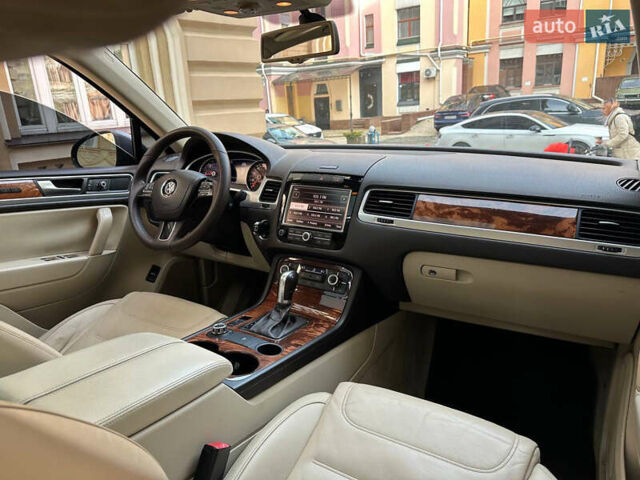 Серый Фольксваген Туарег, объемом двигателя 2.97 л и пробегом 300 тыс. км за 13400 $, фото 33 на Automoto.ua