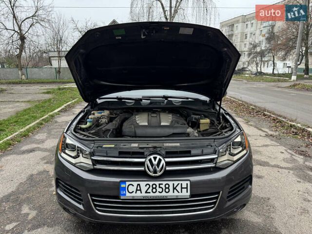 Серый Фольксваген Туарег, объемом двигателя 3 л и пробегом 260 тыс. км за 16700 $, фото 80 на Automoto.ua