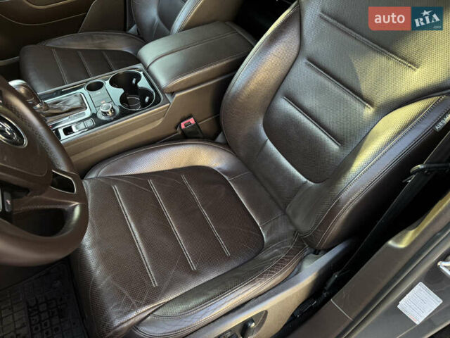 Сірий Фольксваген Туарег, об'ємом двигуна 2.97 л та пробігом 238 тис. км за 18300 $, фото 48 на Automoto.ua