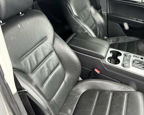 Серый Фольксваген Туарег, объемом двигателя 3 л и пробегом 190 тыс. км за 22700 $, фото 49 на Automoto.ua