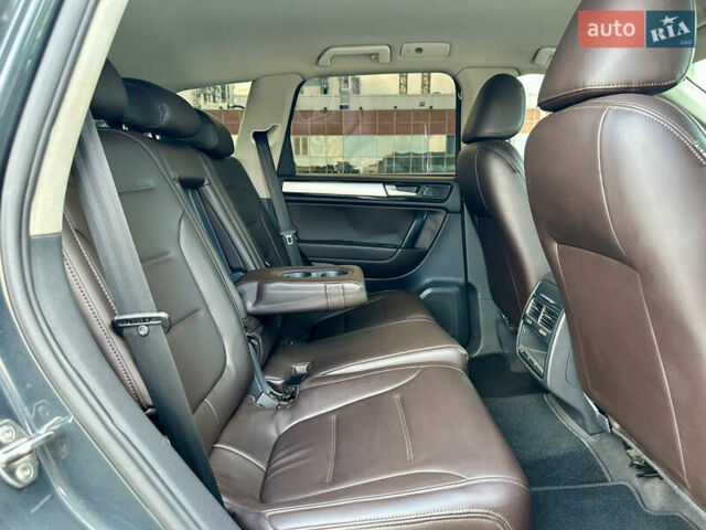 Серый Фольксваген Туарег, объемом двигателя 3 л и пробегом 226 тыс. км за 15490 $, фото 38 на Automoto.ua