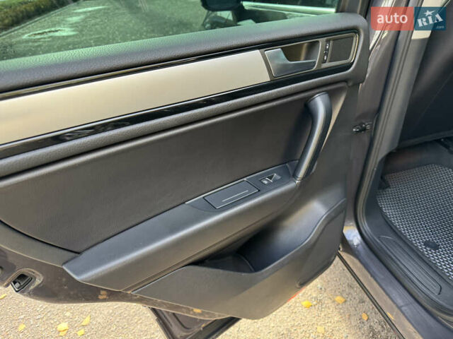 Сірий Фольксваген Туарег, об'ємом двигуна 3 л та пробігом 260 тис. км за 16700 $, фото 47 на Automoto.ua