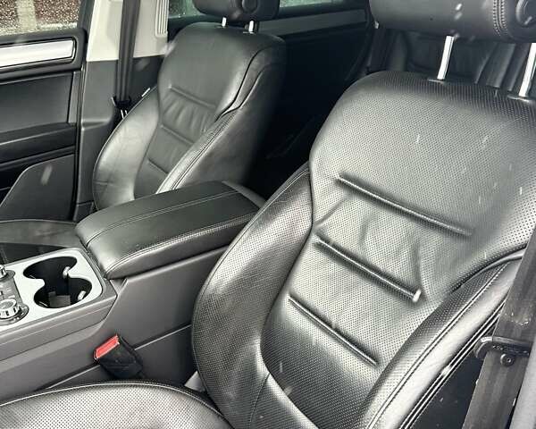 Серый Фольксваген Туарег, объемом двигателя 3 л и пробегом 190 тыс. км за 22700 $, фото 40 на Automoto.ua