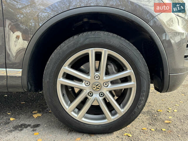Сірий Фольксваген Туарег, об'ємом двигуна 3 л та пробігом 260 тис. км за 16700 $, фото 23 на Automoto.ua