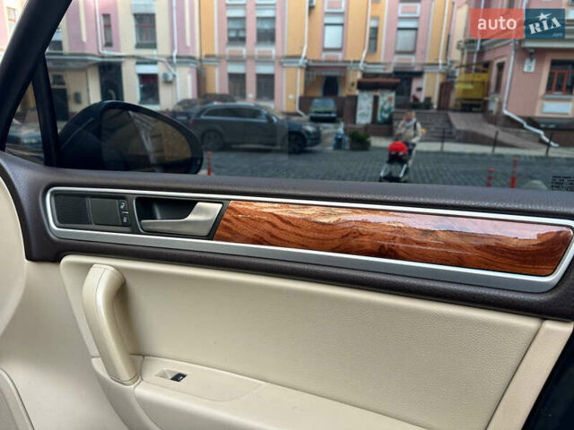 Серый Фольксваген Туарег, объемом двигателя 2.97 л и пробегом 300 тыс. км за 13400 $, фото 30 на Automoto.ua