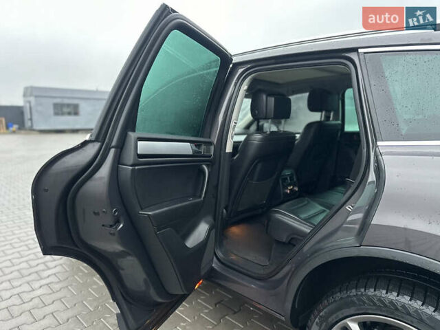 Сірий Фольксваген Туарег, об'ємом двигуна 3 л та пробігом 298 тис. км за 18500 $, фото 78 на Automoto.ua