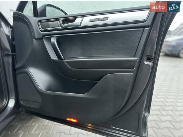 Сірий Фольксваген Туарег, об'ємом двигуна 3 л та пробігом 298 тис. км за 18500 $, фото 103 на Automoto.ua