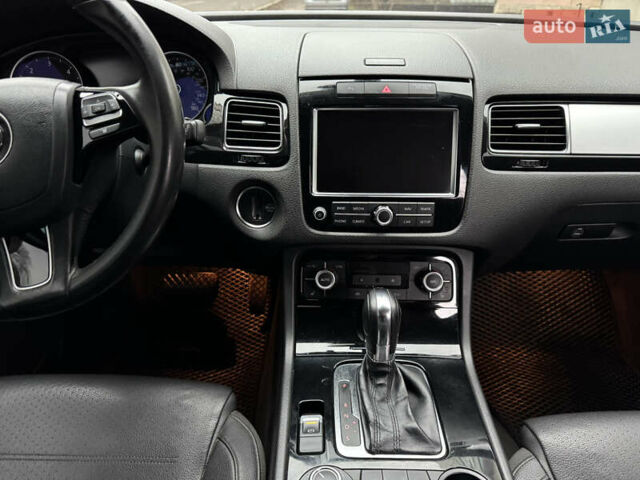 Серый Фольксваген Туарег, объемом двигателя 3 л и пробегом 260 тыс. км за 16700 $, фото 49 на Automoto.ua