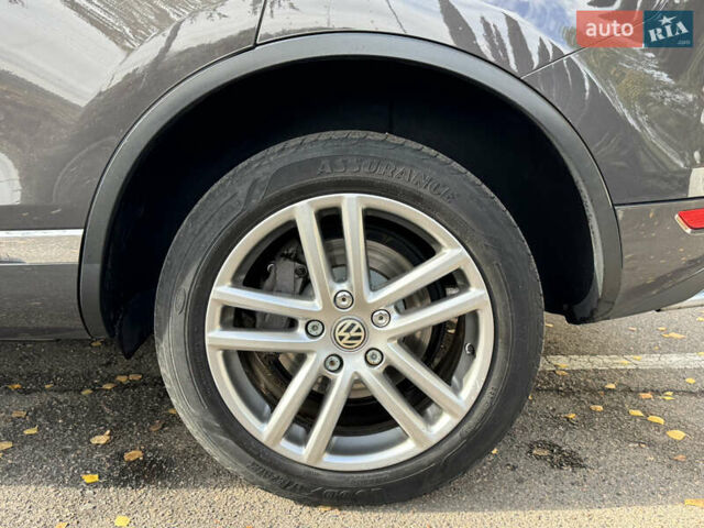 Сірий Фольксваген Туарег, об'ємом двигуна 3 л та пробігом 260 тис. км за 16700 $, фото 21 на Automoto.ua