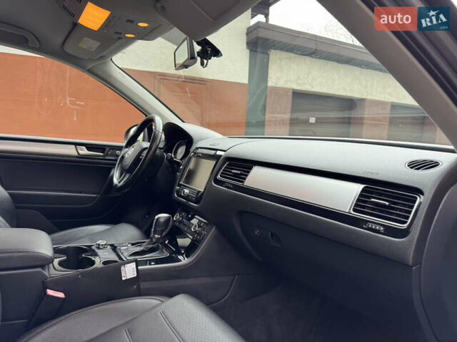 Серый Фольксваген Туарег, объемом двигателя 2.97 л и пробегом 285 тыс. км за 16990 $, фото 45 на Automoto.ua