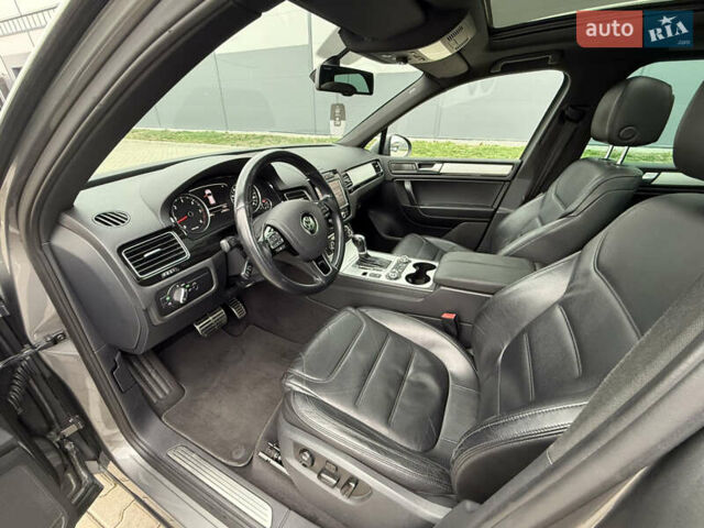 Сірий Фольксваген Туарег, об'ємом двигуна 3 л та пробігом 260 тис. км за 18700 $, фото 42 на Automoto.ua