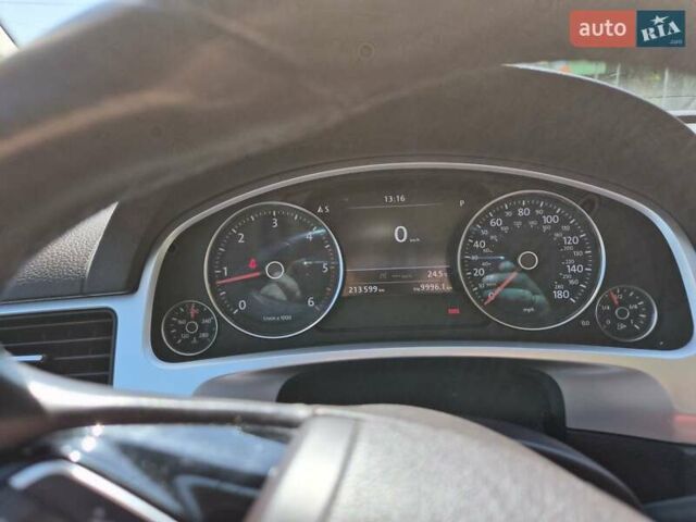 Серый Фольксваген Туарег, объемом двигателя 3 л и пробегом 215 тыс. км за 19300 $, фото 4 на Automoto.ua