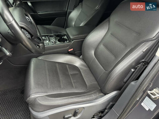 Серый Фольксваген Туарег, объемом двигателя 3 л и пробегом 260 тыс. км за 16700 $, фото 42 на Automoto.ua