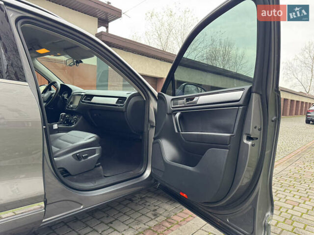 Серый Фольксваген Туарег, объемом двигателя 2.97 л и пробегом 285 тыс. км за 16990 $, фото 41 на Automoto.ua