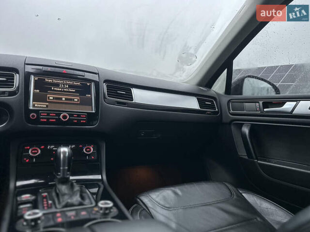 Сірий Фольксваген Туарег, об'ємом двигуна 3 л та пробігом 298 тис. км за 18500 $, фото 88 на Automoto.ua