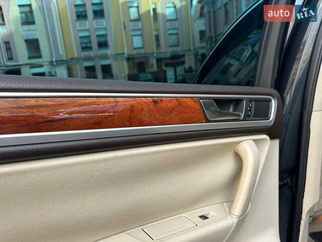 Серый Фольксваген Туарег, объемом двигателя 2.97 л и пробегом 300 тыс. км за 13400 $, фото 20 на Automoto.ua