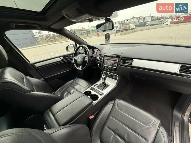 Сірий Фольксваген Туарег, об'ємом двигуна 3 л та пробігом 260 тис. км за 18700 $, фото 35 на Automoto.ua