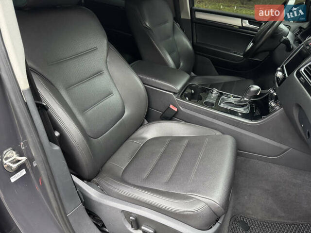 Серый Фольксваген Туарег, объемом двигателя 3 л и пробегом 260 тыс. км за 16700 $, фото 70 на Automoto.ua