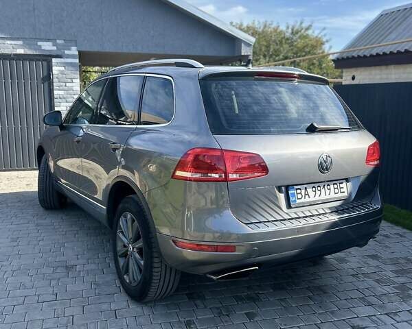 Серый Фольксваген Туарег, объемом двигателя 4.13 л и пробегом 429 тыс. км за 18000 $, фото 3 на Automoto.ua