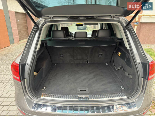 Серый Фольксваген Туарег, объемом двигателя 2.97 л и пробегом 285 тыс. км за 16990 $, фото 32 на Automoto.ua