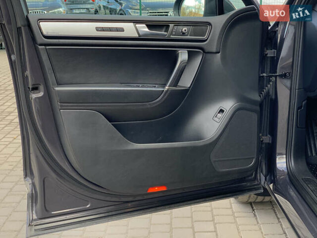 Серый Фольксваген Туарег, объемом двигателя 3 л и пробегом 260 тыс. км за 18899 $, фото 23 на Automoto.ua