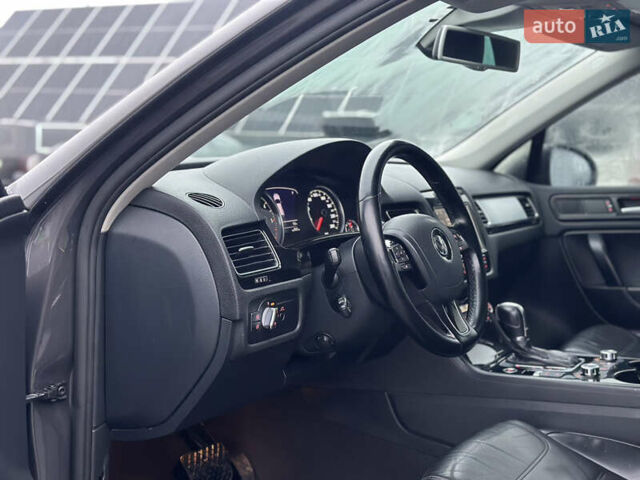 Сірий Фольксваген Туарег, об'ємом двигуна 3 л та пробігом 298 тис. км за 18500 $, фото 64 на Automoto.ua