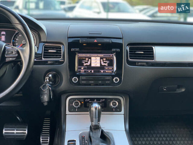 Серый Фольксваген Туарег, объемом двигателя 3 л и пробегом 260 тыс. км за 18899 $, фото 62 на Automoto.ua