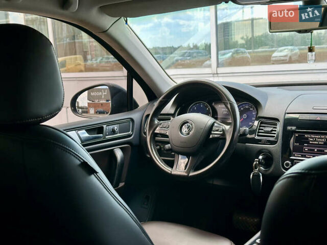 Серый Фольксваген Туарег, объемом двигателя 3 л и пробегом 226 тыс. км за 15490 $, фото 45 на Automoto.ua