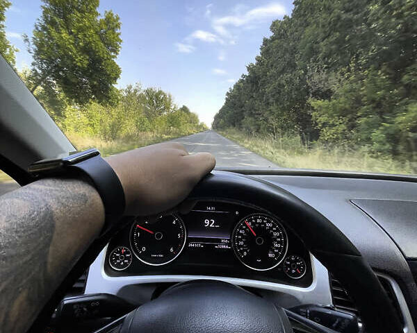 Серый Фольксваген Туарег, объемом двигателя 2.97 л и пробегом 260 тыс. км за 19000 $, фото 2 на Automoto.ua