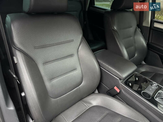 Серый Фольксваген Туарег, объемом двигателя 3 л и пробегом 260 тыс. км за 16700 $, фото 71 на Automoto.ua