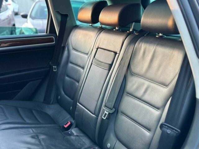 Серый Фольксваген Туарег, объемом двигателя 3 л и пробегом 296 тыс. км за 14490 $, фото 18 на Automoto.ua