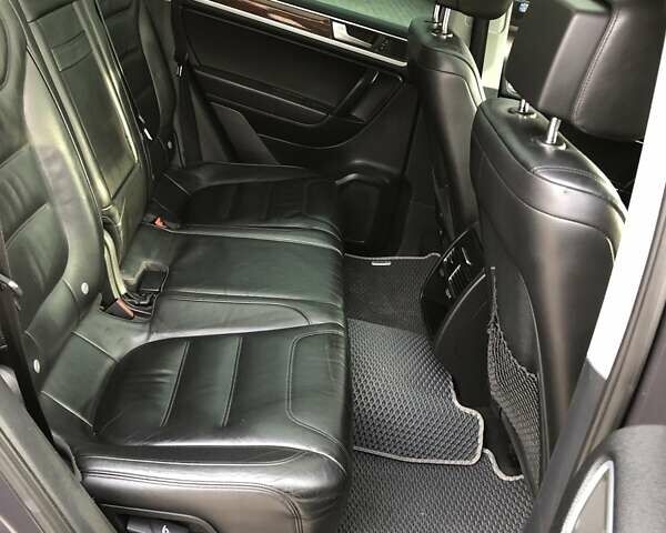 Серый Фольксваген Туарег, объемом двигателя 2.97 л и пробегом 263 тыс. км за 15900 $, фото 19 на Automoto.ua