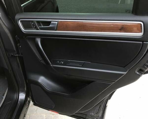 Серый Фольксваген Туарег, объемом двигателя 2.97 л и пробегом 263 тыс. км за 15900 $, фото 24 на Automoto.ua