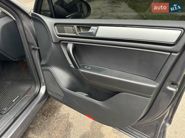 Серый Фольксваген Туарег, объемом двигателя 3 л и пробегом 260 тыс. км за 16700 $, фото 66 на Automoto.ua