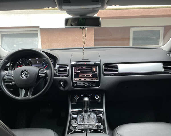 Сірий Фольксваген Туарег, об'ємом двигуна 3 л та пробігом 207 тис. км за 21500 $, фото 2 на Automoto.ua