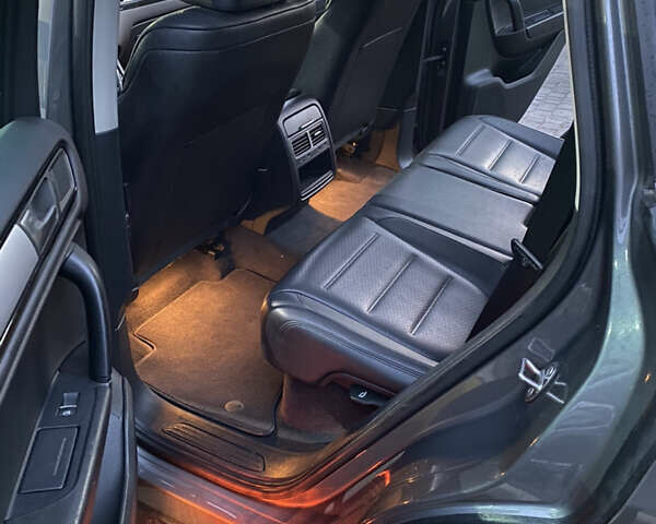 Серый Фольксваген Туарег, объемом двигателя 2.97 л и пробегом 257 тыс. км за 15500 $, фото 14 на Automoto.ua