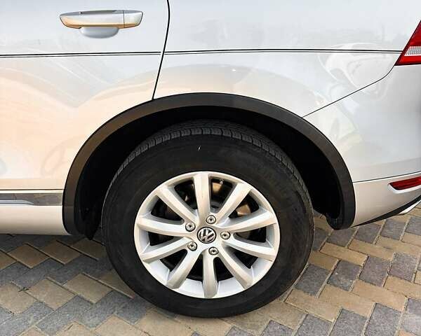 Серый Фольксваген Туарег, объемом двигателя 3 л и пробегом 286 тыс. км за 17900 $, фото 6 на Automoto.ua