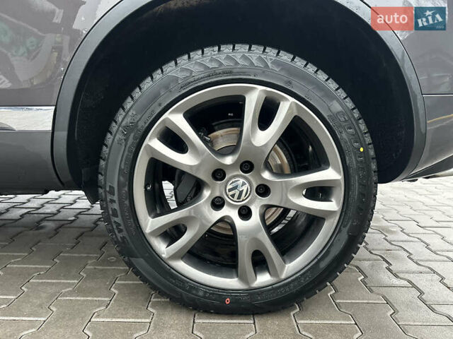 Сірий Фольксваген Туарег, об'ємом двигуна 3 л та пробігом 298 тис. км за 18500 $, фото 40 на Automoto.ua