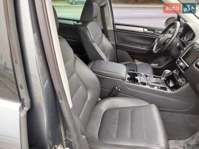 Серый Фольксваген Туарег, объемом двигателя 3 л и пробегом 255 тыс. км за 13500 $, фото 1 на Automoto.ua