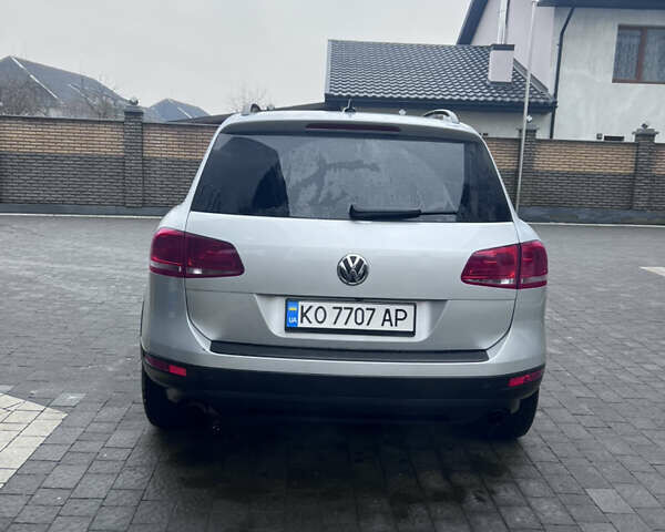 Серый Фольксваген Туарег, объемом двигателя 2.97 л и пробегом 281 тыс. км за 18000 $, фото 2 на Automoto.ua