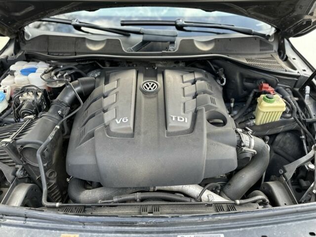 Серый Фольксваген Туарег, объемом двигателя 3 л и пробегом 225 тыс. км за 20000 $, фото 22 на Automoto.ua