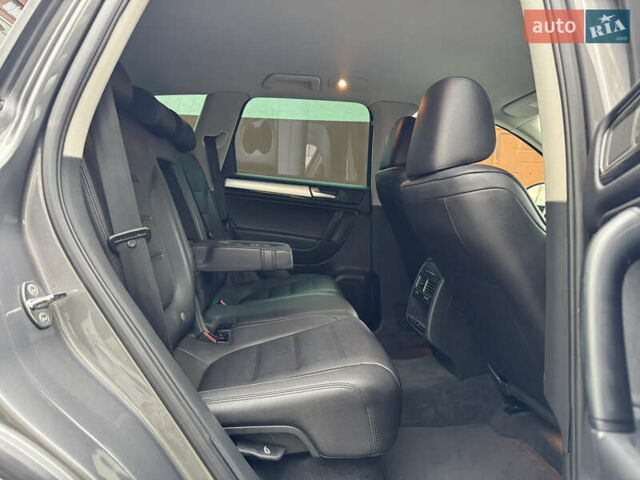 Серый Фольксваген Туарег, объемом двигателя 2.97 л и пробегом 285 тыс. км за 16990 $, фото 39 на Automoto.ua