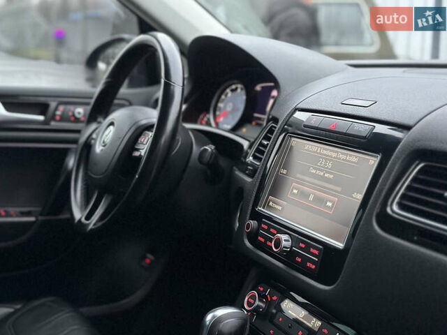 Сірий Фольксваген Туарег, об'ємом двигуна 3 л та пробігом 298 тис. км за 18500 $, фото 111 на Automoto.ua