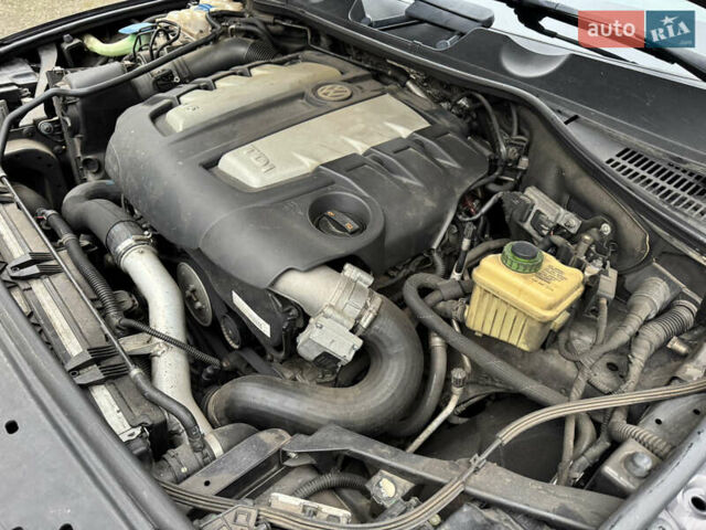 Серый Фольксваген Туарег, объемом двигателя 3 л и пробегом 260 тыс. км за 16700 $, фото 85 на Automoto.ua