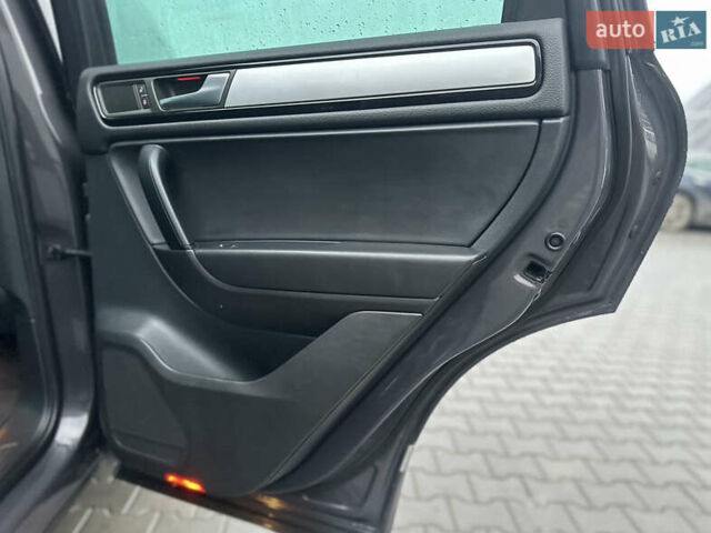 Сірий Фольксваген Туарег, об'ємом двигуна 3 л та пробігом 298 тис. км за 18500 $, фото 94 на Automoto.ua