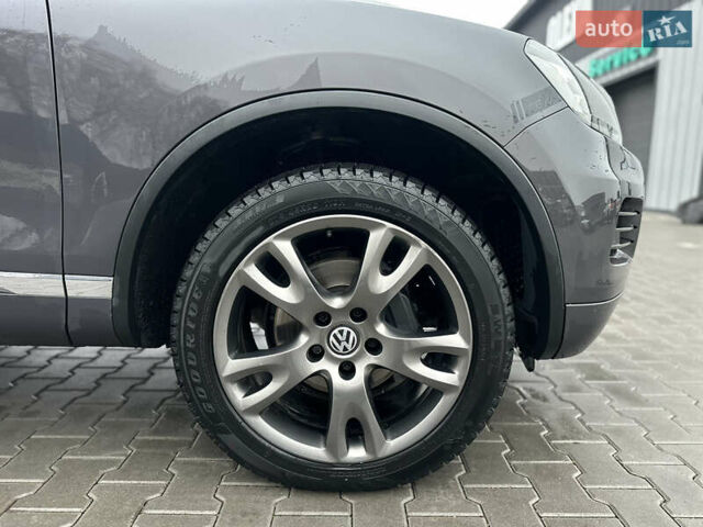 Сірий Фольксваген Туарег, об'ємом двигуна 3 л та пробігом 298 тис. км за 18500 $, фото 19 на Automoto.ua