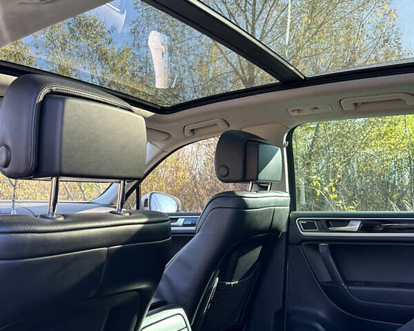 Серый Фольксваген Туарег, объемом двигателя 2.97 л и пробегом 296 тыс. км за 21000 $, фото 13 на Automoto.ua