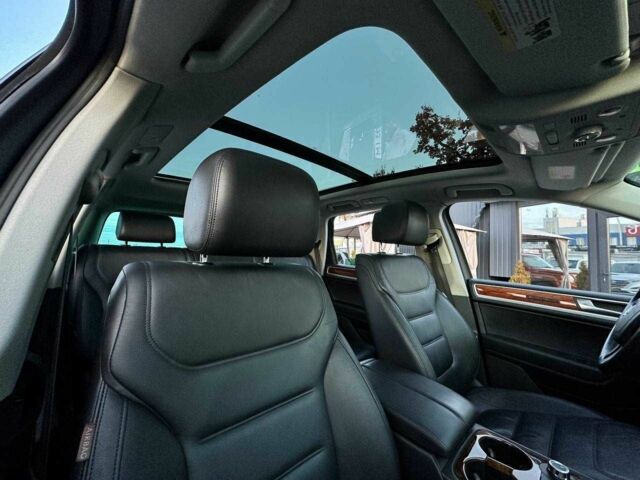 Серый Фольксваген Туарег, объемом двигателя 3 л и пробегом 296 тыс. км за 14490 $, фото 12 на Automoto.ua