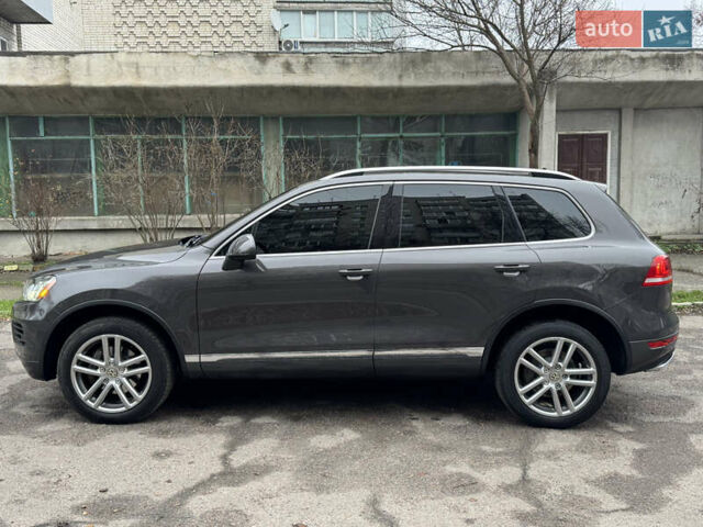 Серый Фольксваген Туарег, объемом двигателя 3 л и пробегом 260 тыс. км за 16700 $, фото 13 на Automoto.ua